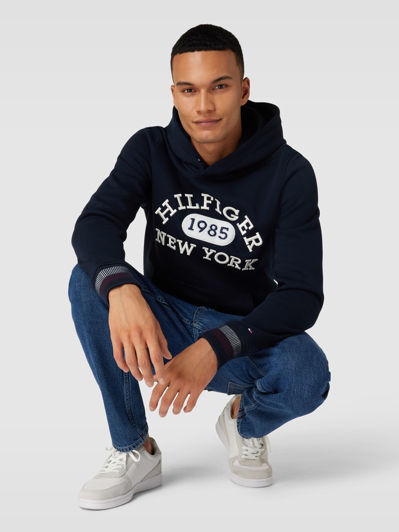 Hoodie mit Label-Stitching Modell 'MONOTYPE COLLEGIATE' in marineblau
