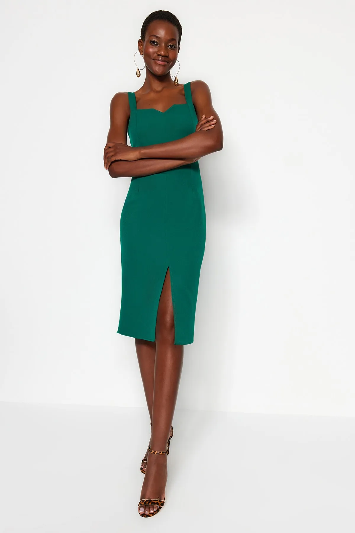 Trendyol Collection  Grünes gewebtes Midi-Kleid mit Schlitz und Trägern TWOSS19BB0216