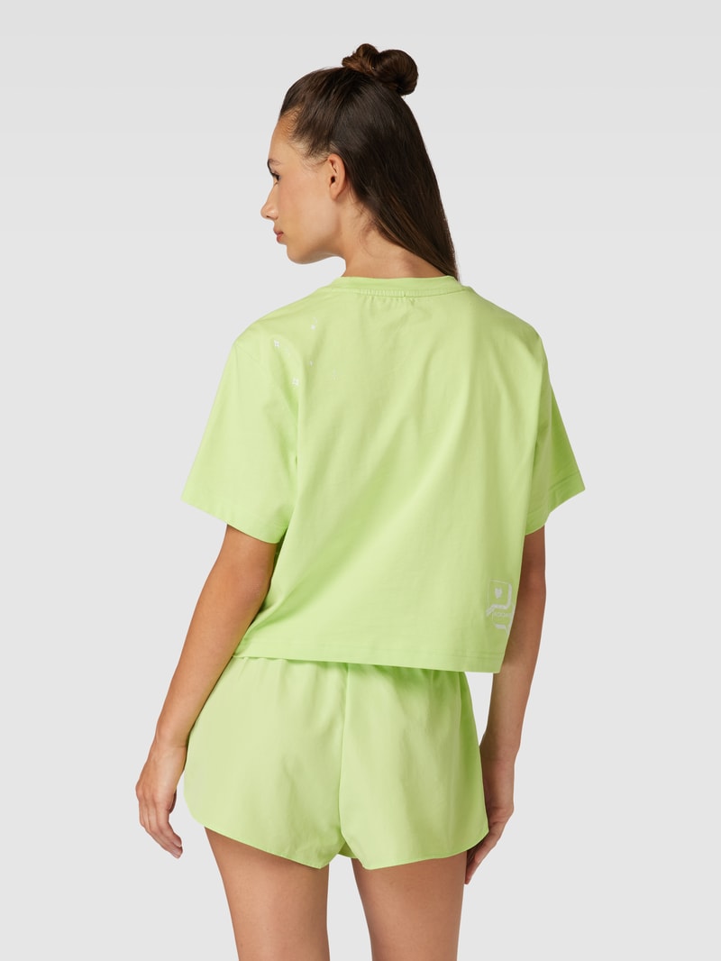 Cropped T-Shirt mit Label-Stitching in schwarz