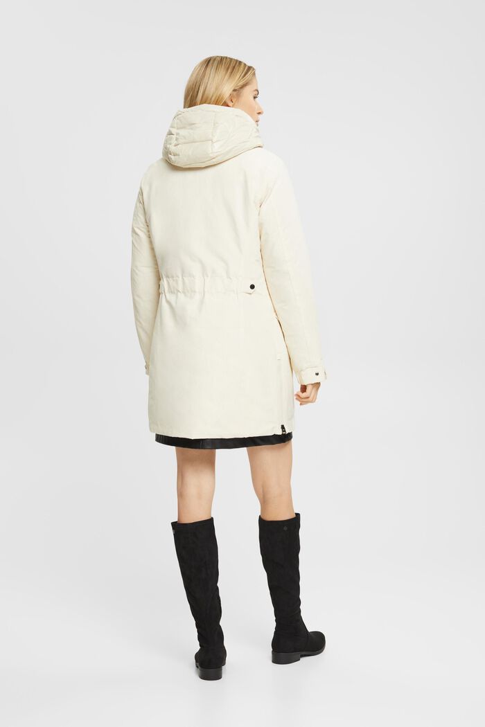Jacke mit Kapuze und Füllung aus recycelten Daunen