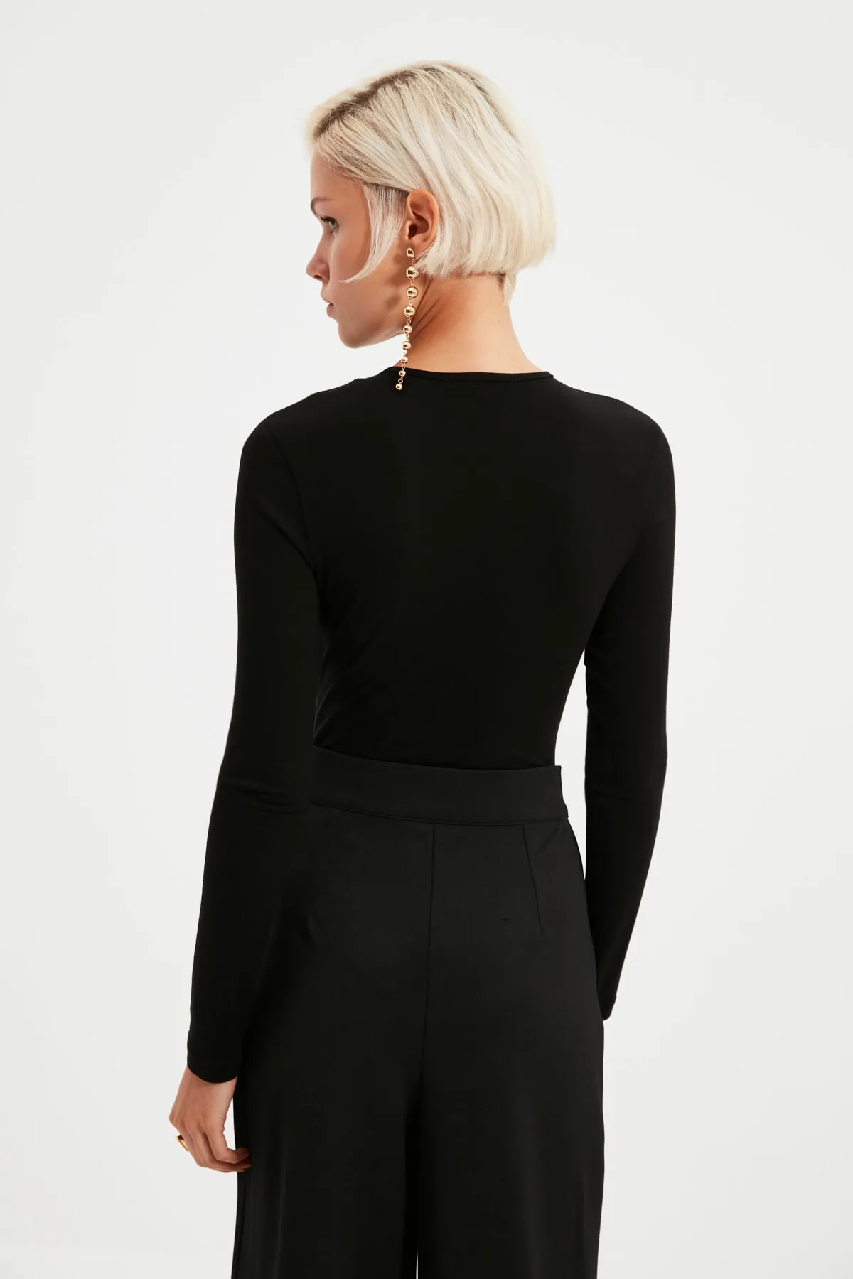 Trendyol Collection  Schwarzer Strick-Body mit tiefem V-Kragen und Druckknöpfen TPRAW22BD0084
