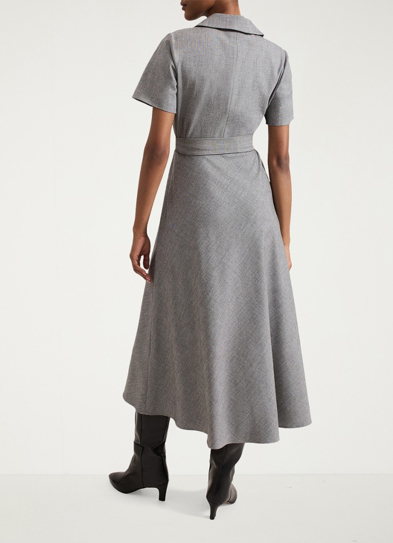 Rochie midi tunică Silvia de la Phase Eight, cu curea legată.