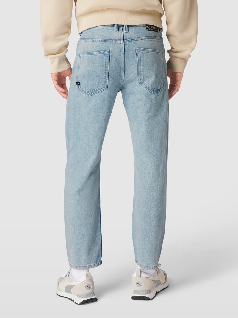 Jeans mit Label-Patch in eisblau