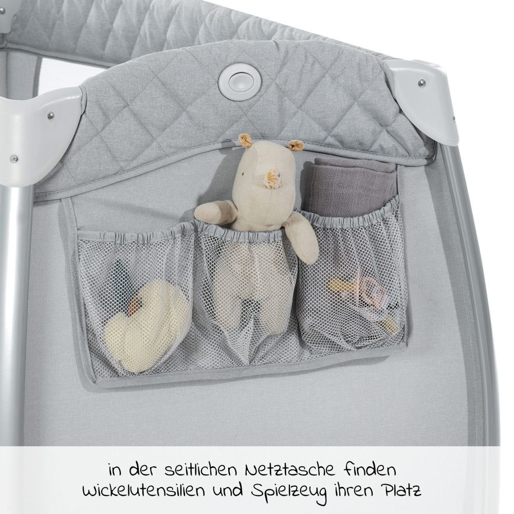 Hauck Baby-Reisebett Play'n Relax Center - Quilted Grey, 7-tlg., mit Matratze, Moskitonetz, Neugeborenen-Einsatz, Wickelauflage