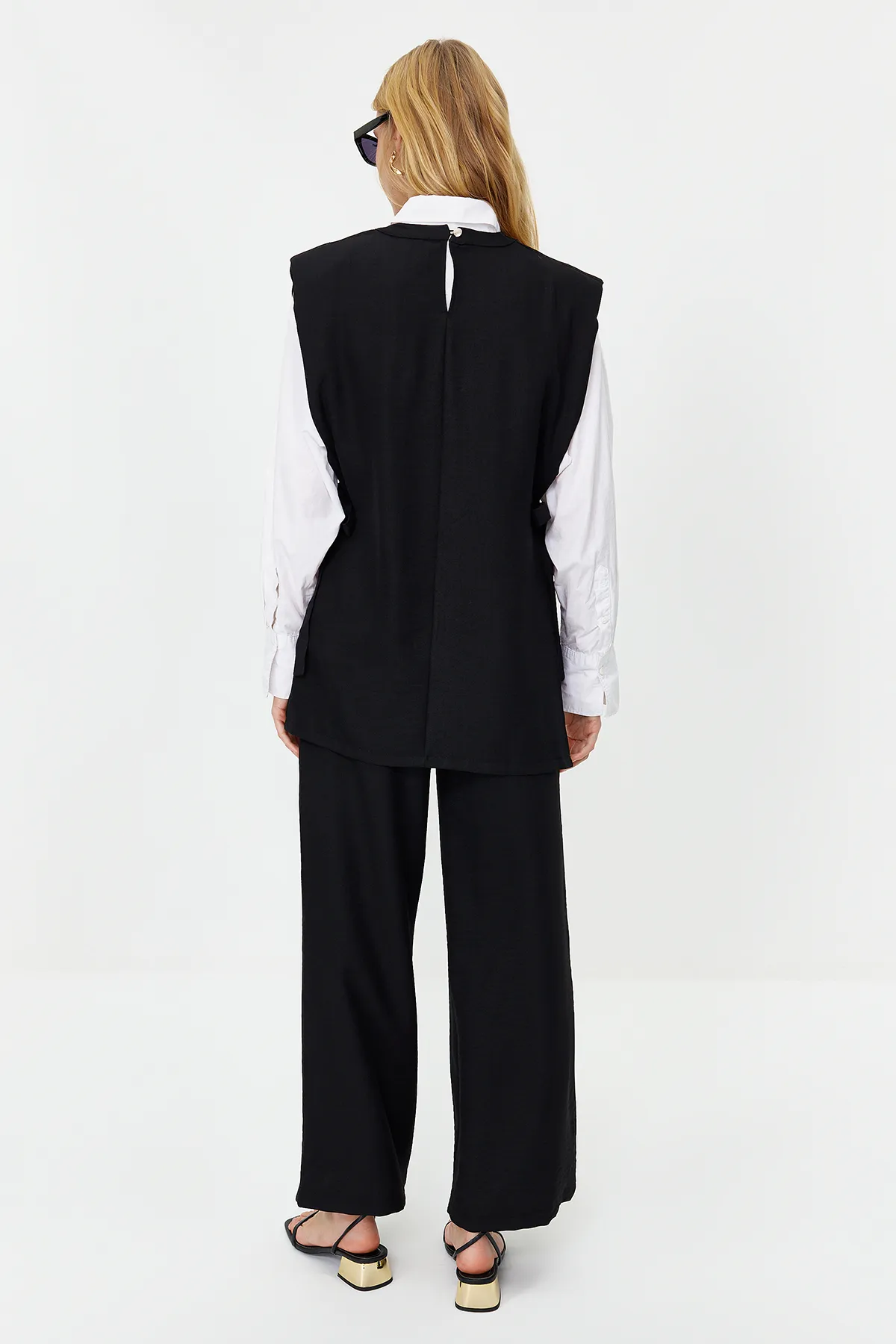 Trendyol Modest  Schwarzes Leinen-Look-Set mit gewebter Unterseite und Oberteil, seitlich gebunden, TCTSS24US0001