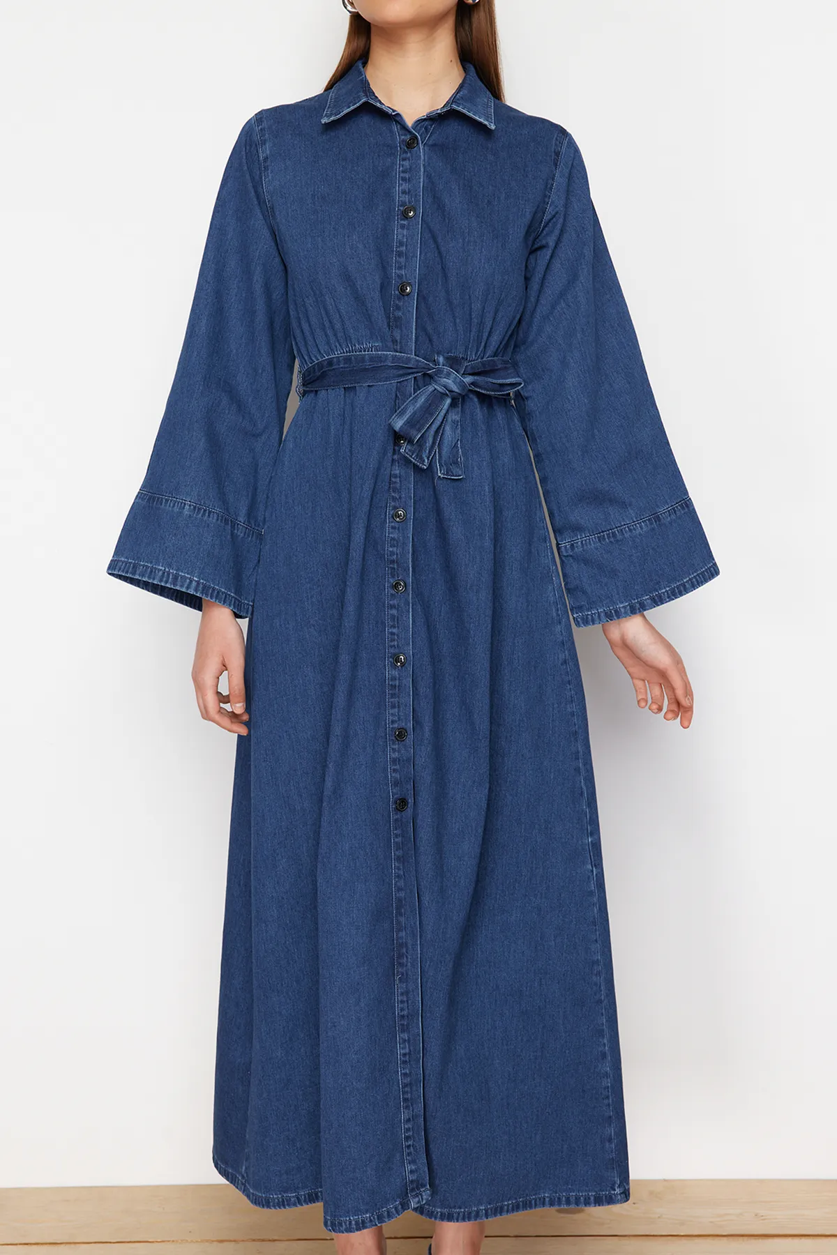 Trendyol Collection  Dunkelblaues Maxi-Jeanskleid mit Hemdbluse TWOSS24EL00923