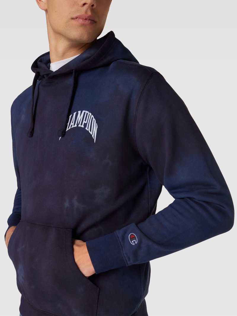 Hoodie im Batik-Look in marineblau