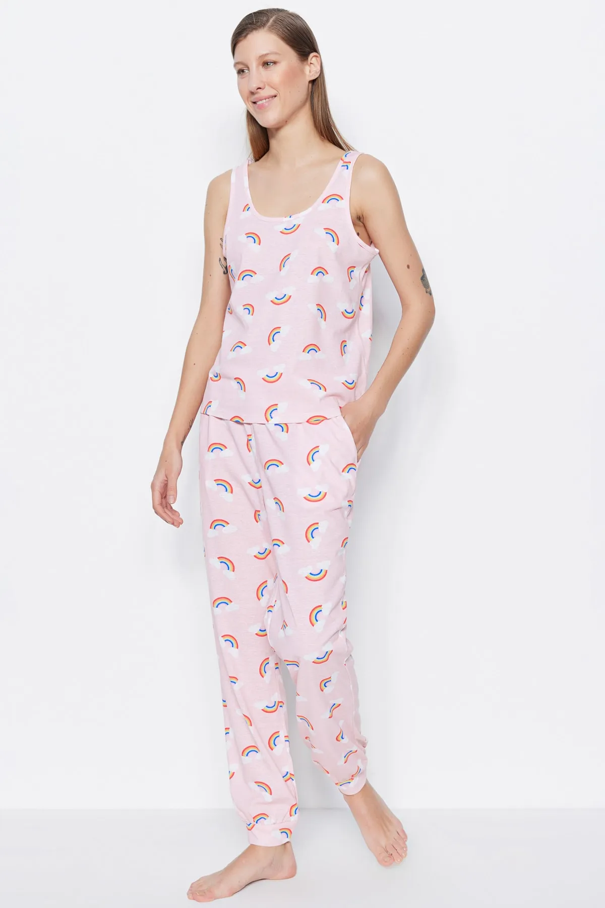 Trendyol Collection  Hellrosa gestricktes Pyjama-Set mit Unterhemd und Hose mit Regenbogenmuster THMSS23PT00092