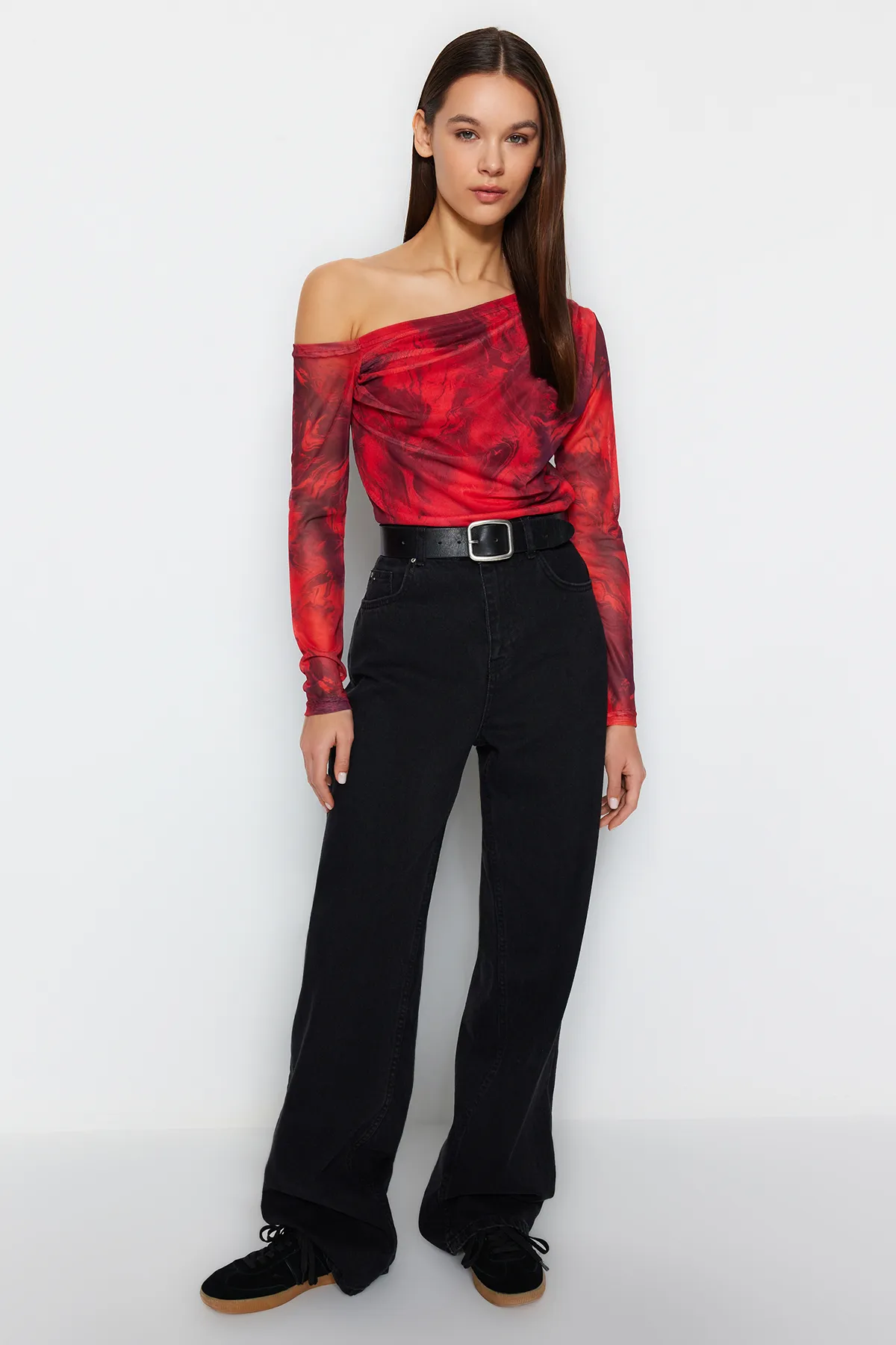 Trendyol Collection  Rote, mit Tüll gefütterte Strickbluse mit asymmetrischem Kragen TWOAW24BZ00051