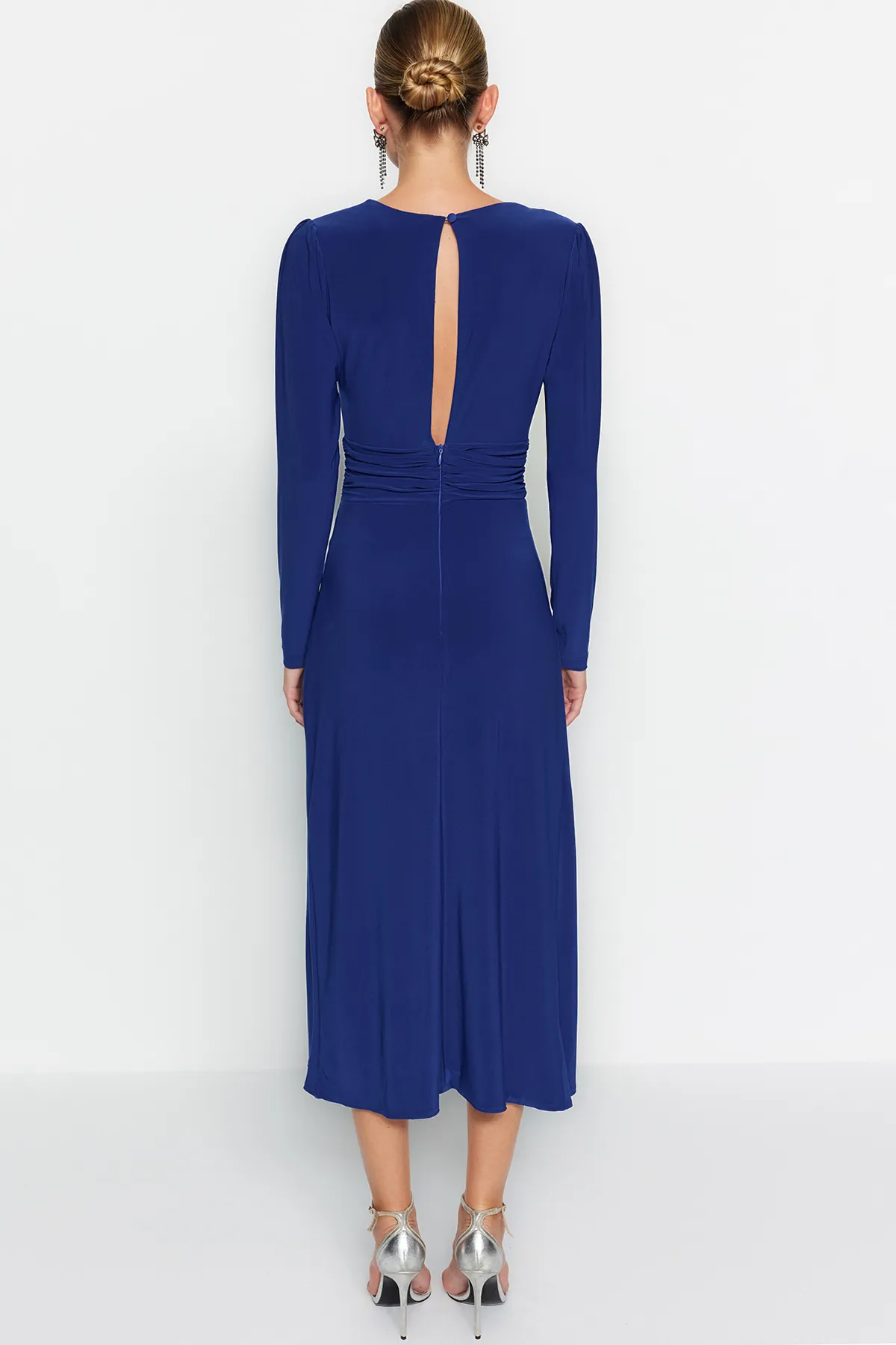 Trendyol Collection  Elegantes Abendkleid mit Ausschnitten und Fensterdetail und Saxe-Passform TPRAW24EL00219