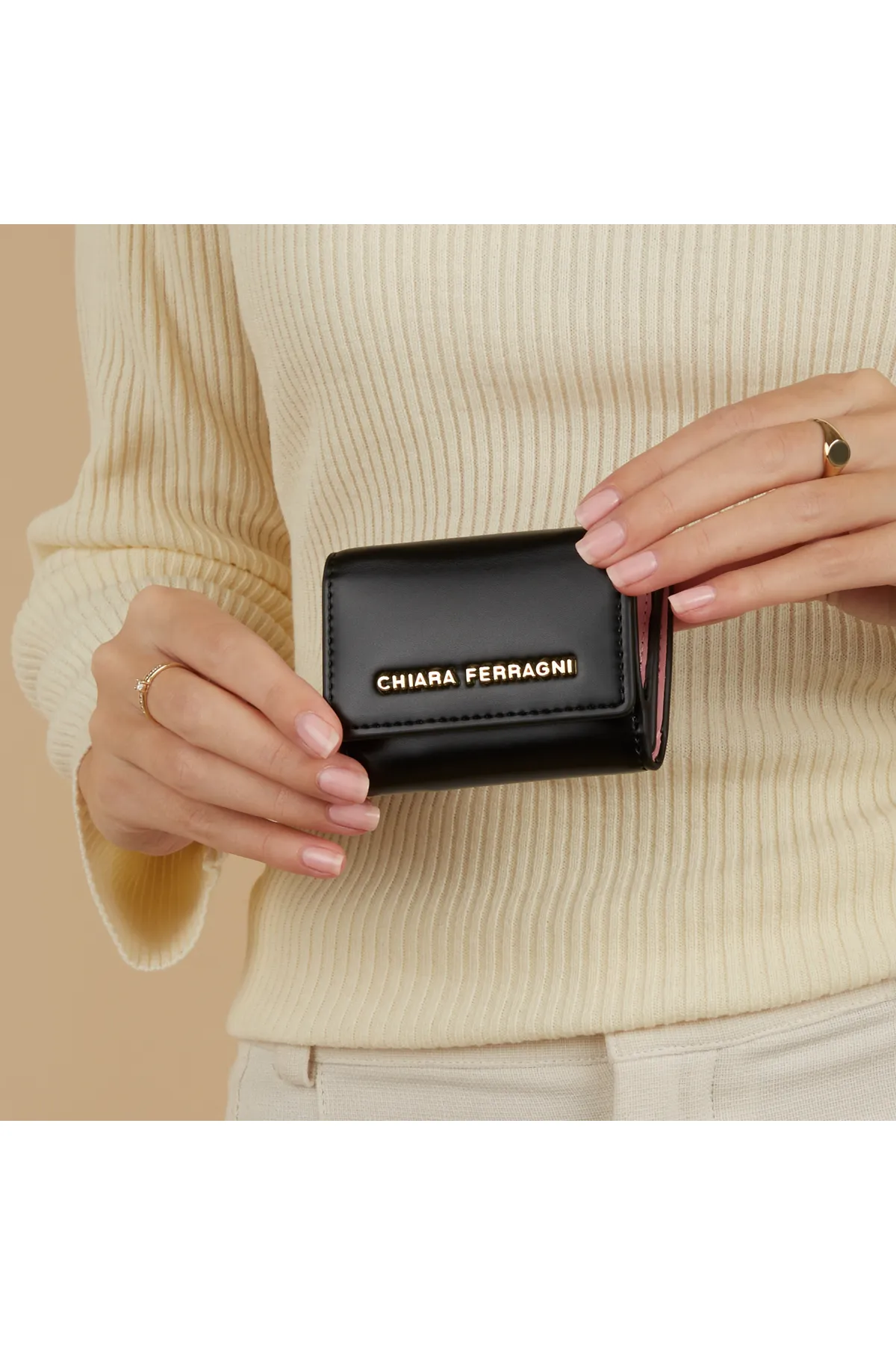 CHIARA FERRAGNI  Damen Umhängetasche Schwarz 75sb4bk6-zs959-899
