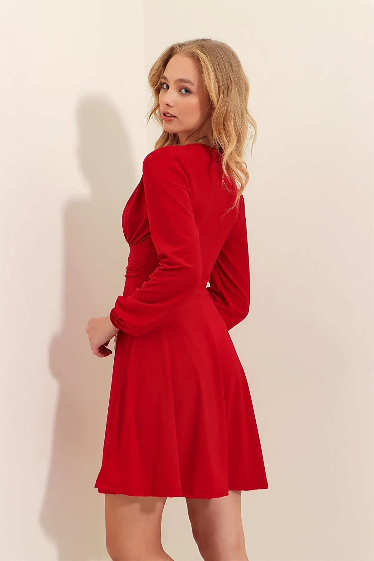 Trend Alaçatı Stili  Rotes, ausgestelltes Sandy-Kleid mit tiefem V-Ausschnitt für Damen ALC-X9420