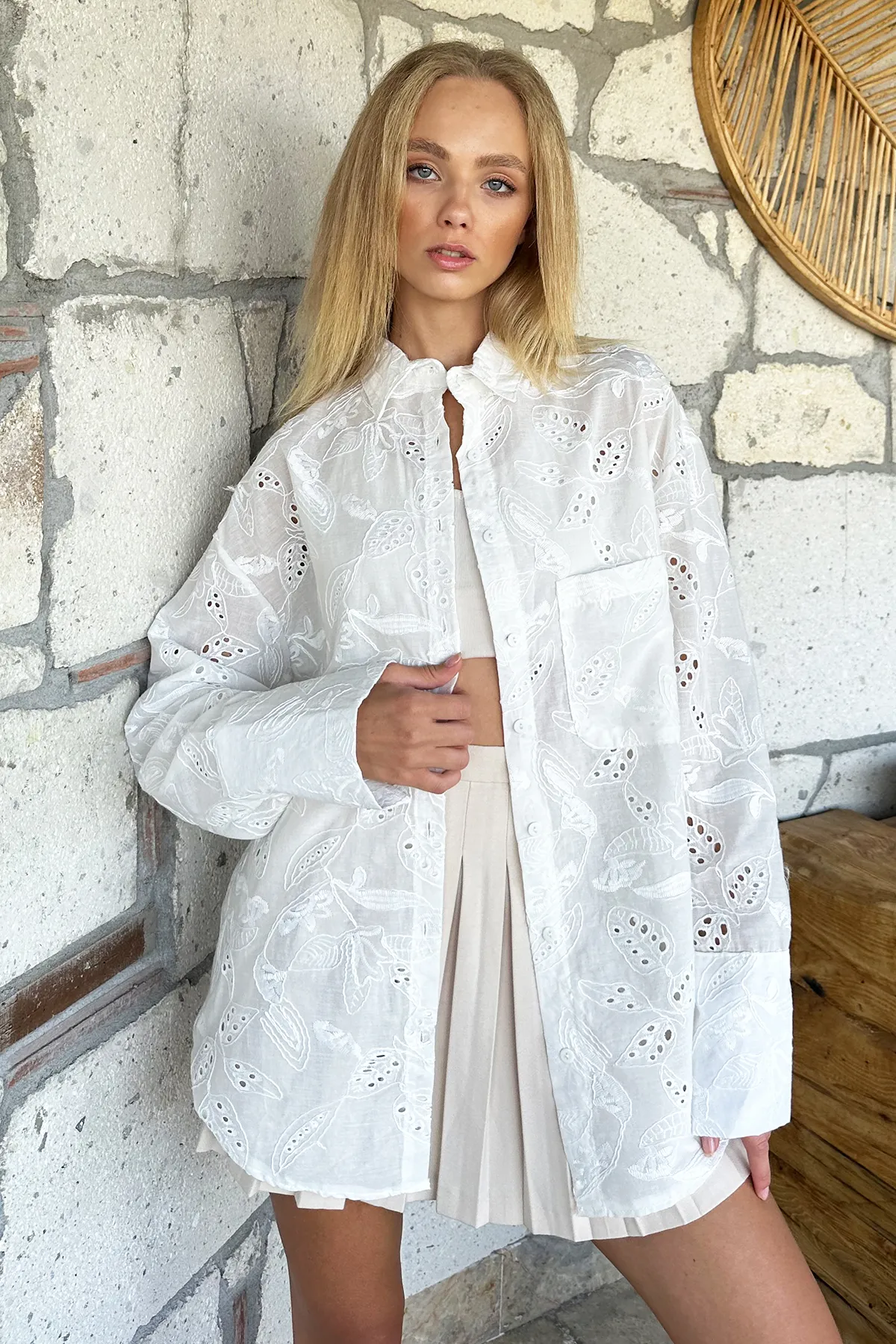 Trend Alaçatı Stili  Ecrufarbenes, weites, gewebtes Guipure-Hemd mit Bündchen und Stickerei für Damen Alc-X11013