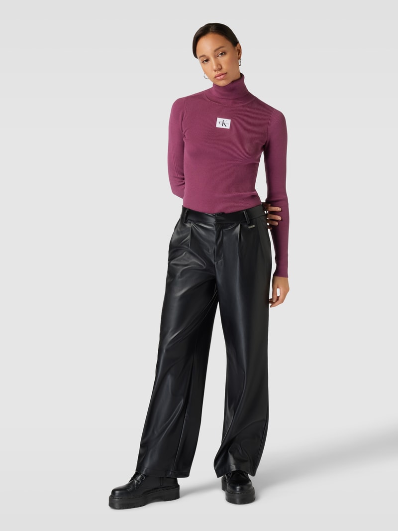 Rollkragenpullover in Ripp-Optik mit Label-Patch in aubergine