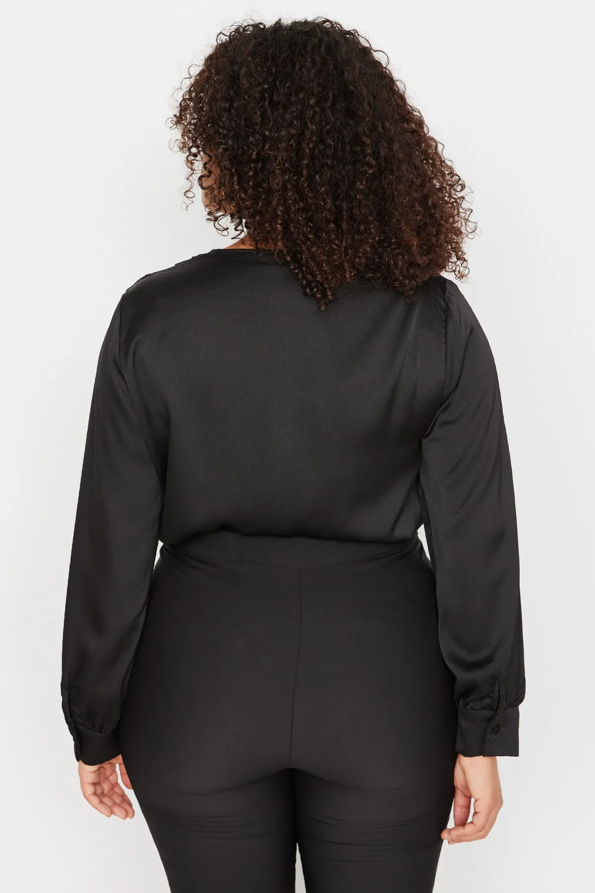 Trendyol Curve  Schwarzer, gewebter, geknöpfter Satin-Look-Body TBBAW23CS00009