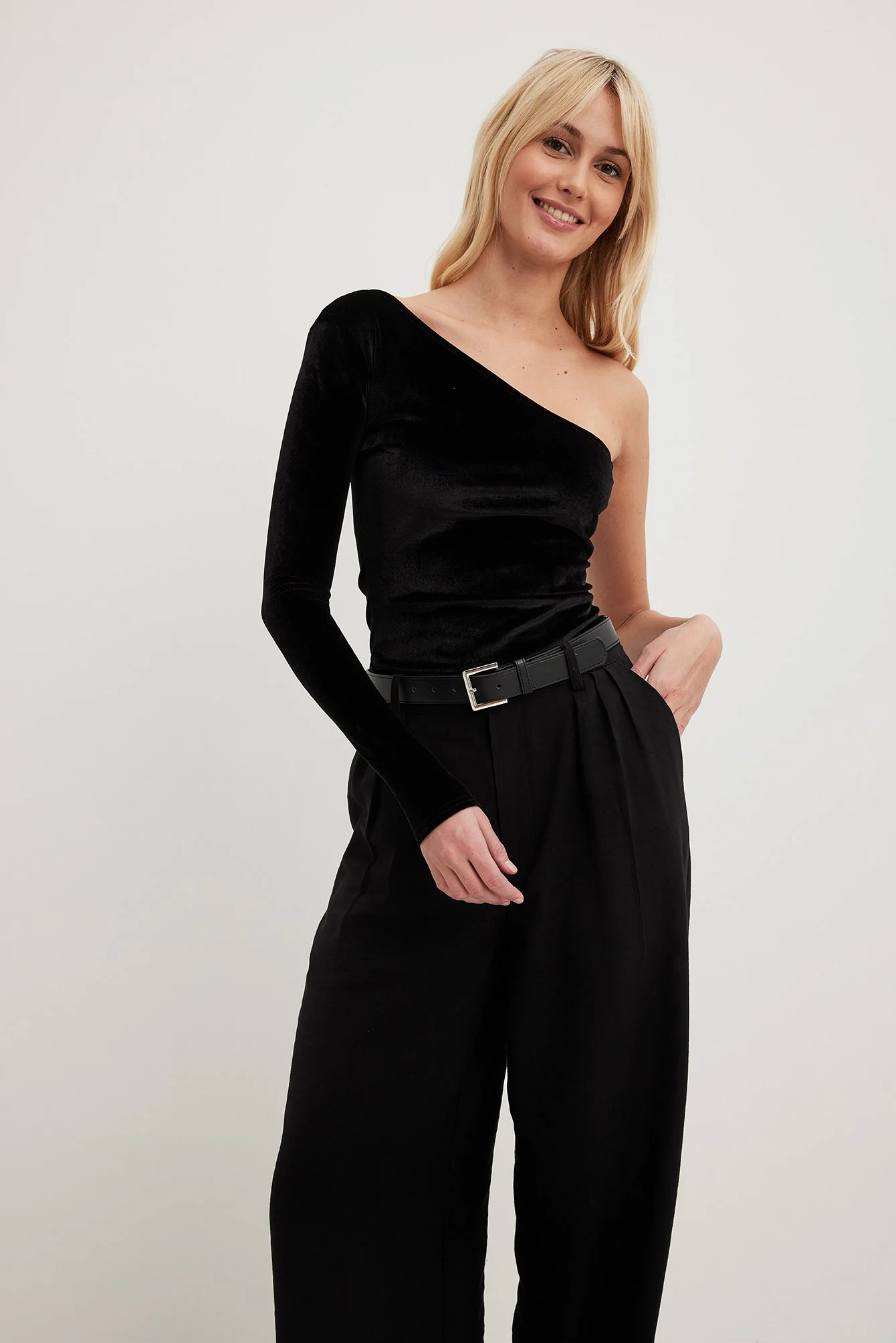 Asymmetrisches One-Shoulder-Top aus Samt