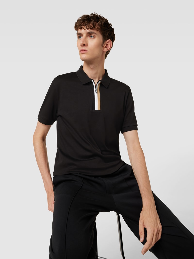 Slim Fit Poloshirt mit Kontrastsreifen in schwarz