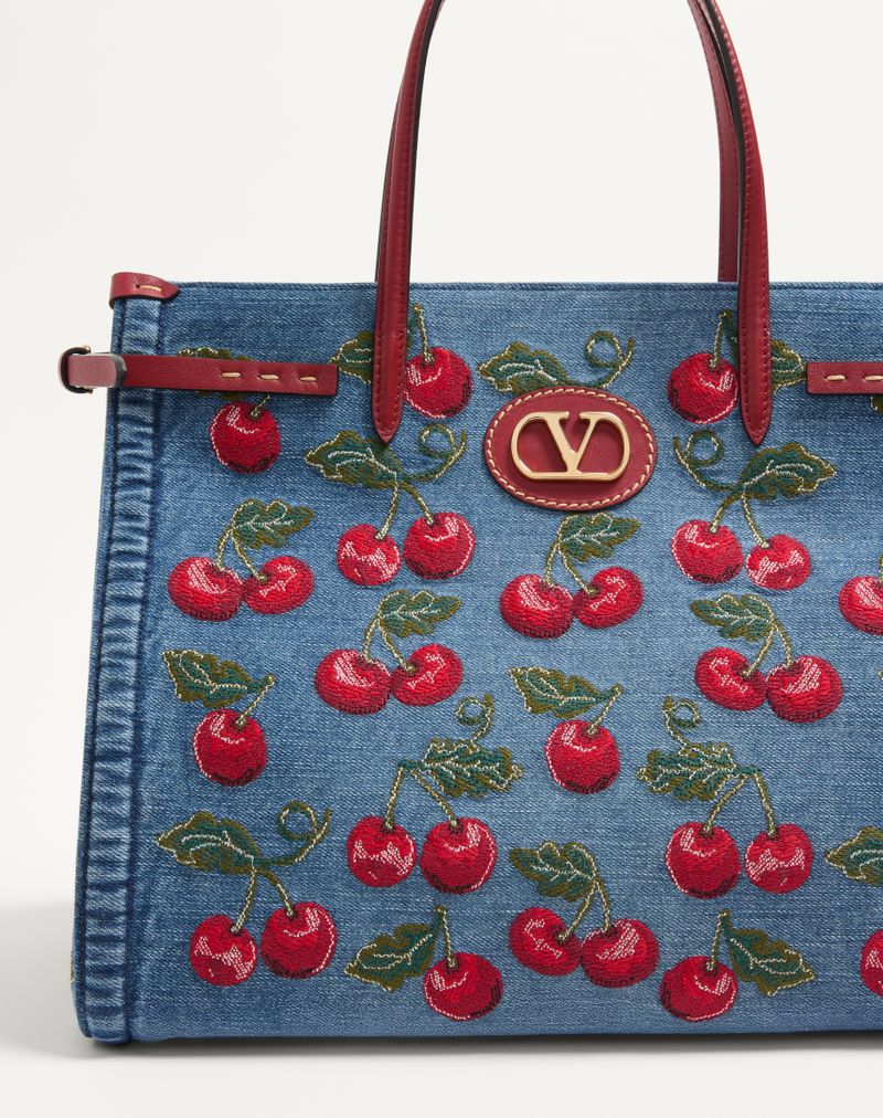 Bolsa de compras média Valentino Garavani Antibes em denim com bordado Cherryfic