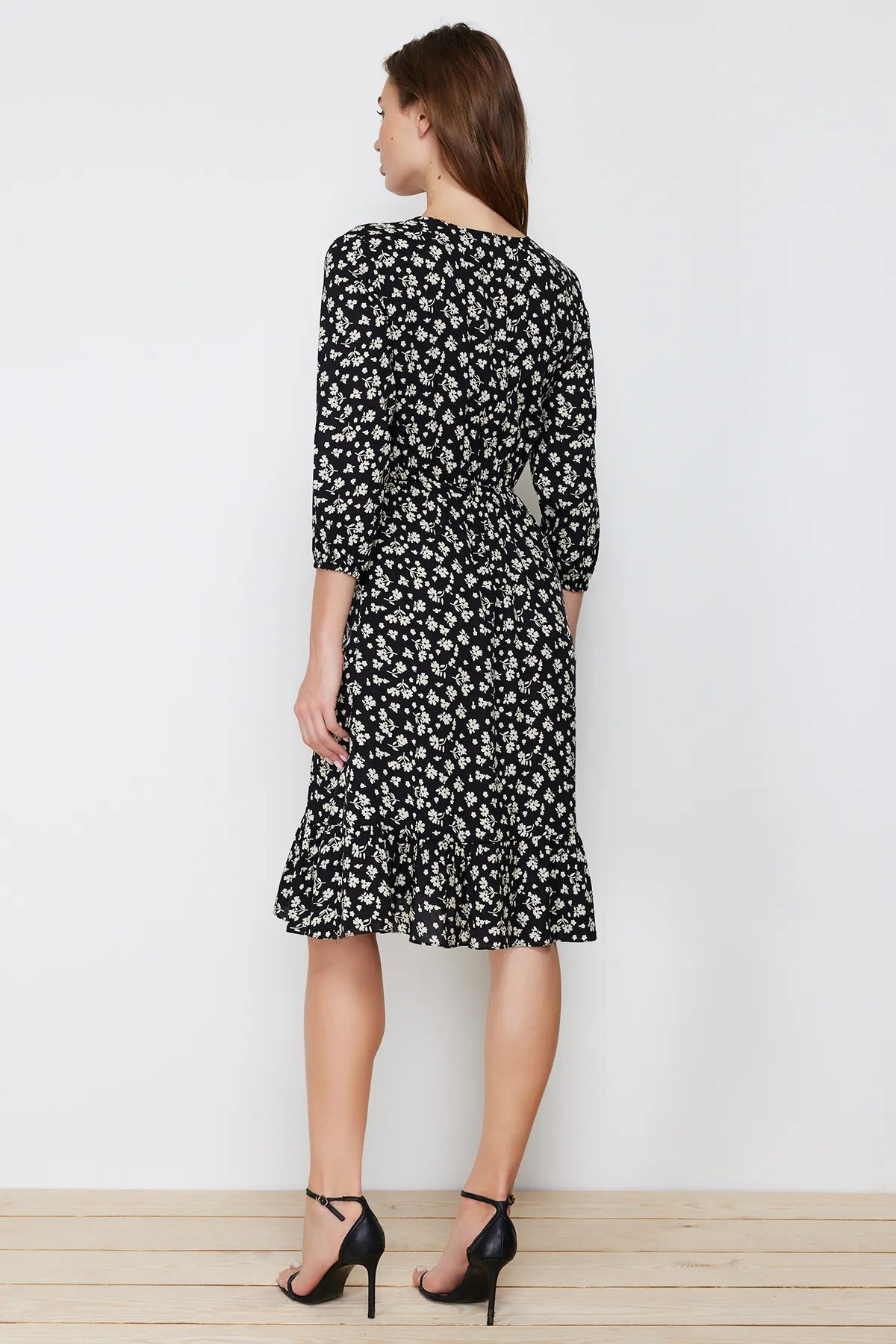 Trendyol Collection  Schwarzes, geblümtes, gewebtes Kleid mit Knöpfen TWOSS20EL0577