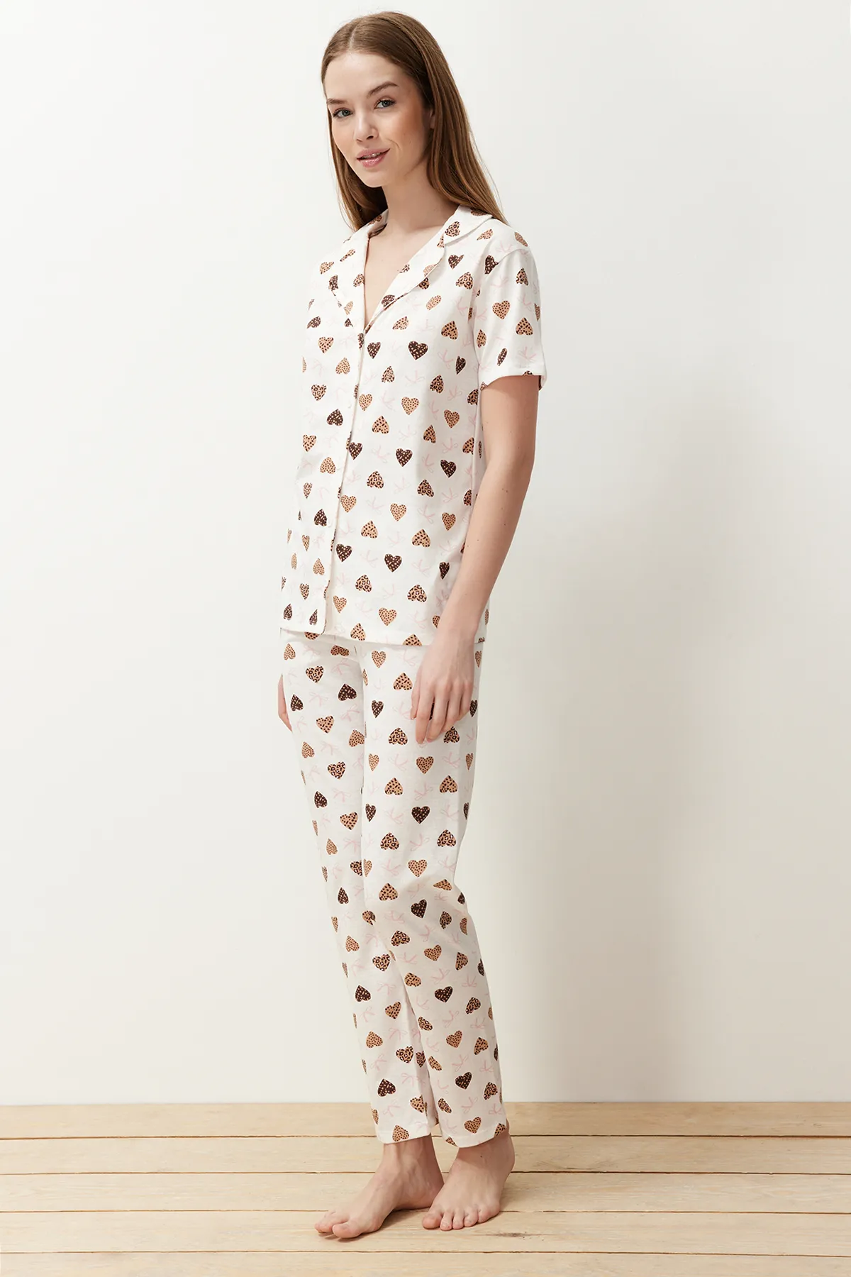 Trendyol Collection  Ecrufarbenes Pyjama-Set aus Baumwollstrick mit Herzen THMSS24PT00338