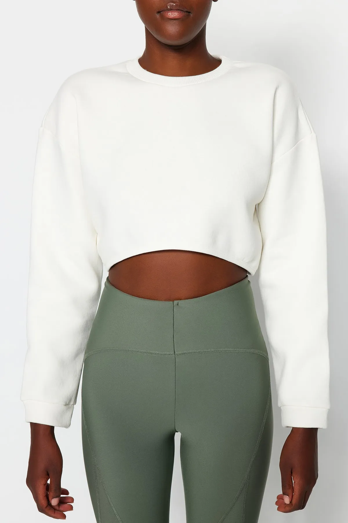 Trendyol Collection  Ecru Super Crop Fleece Gestricktes Sport-Sweatshirt TWOAW23SW00189