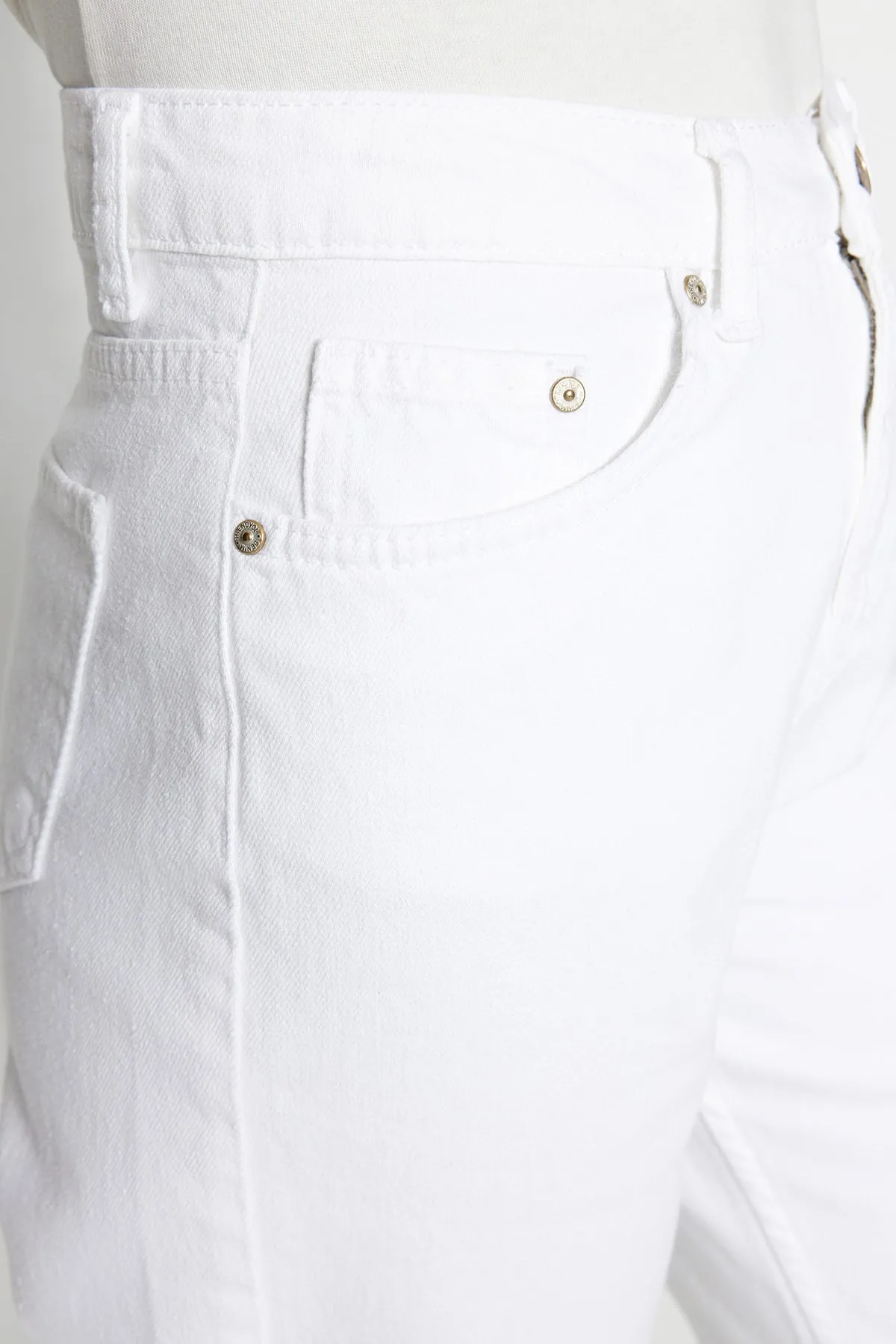Trendyol Collection  Weiße zerrissene Jeans mit hoher Taille und weitem Bein TWOAW21JE0539