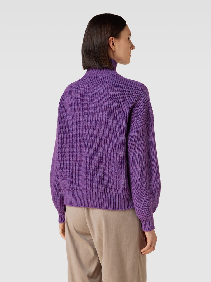 Strickpullover mit Stehkragen und überschnittenen Schultern in purple