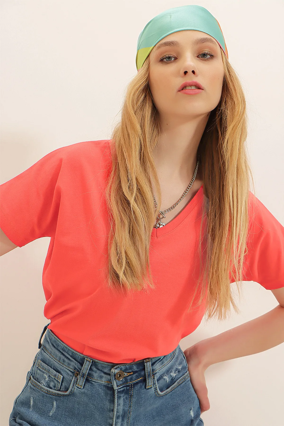 Trend Alaçatı Stili  Damen-Basic-T-Shirt mit V-Ausschnitt in Koralle ALC-1045-A