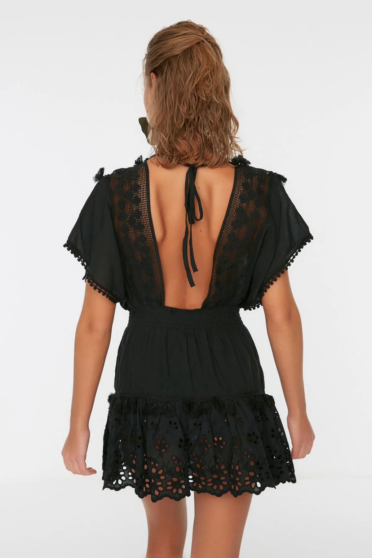Trendyol Collection  Schwarzes Mini-Strandkleid aus 100 % Baumwolle mit gewebter Stickerei und detailliertem Detail TBESS21EL1248