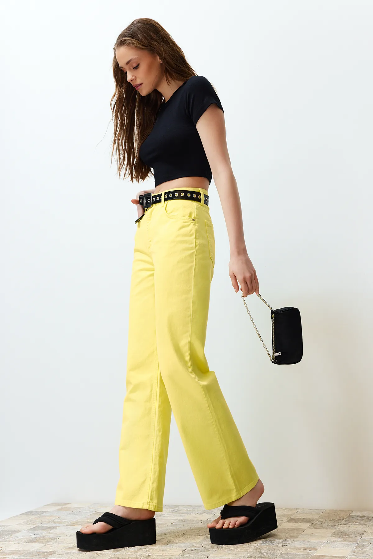 Trendyol Collection  Gelbe Jeans mit hoher Taille und weitem Bein TWOSS24JE00228
