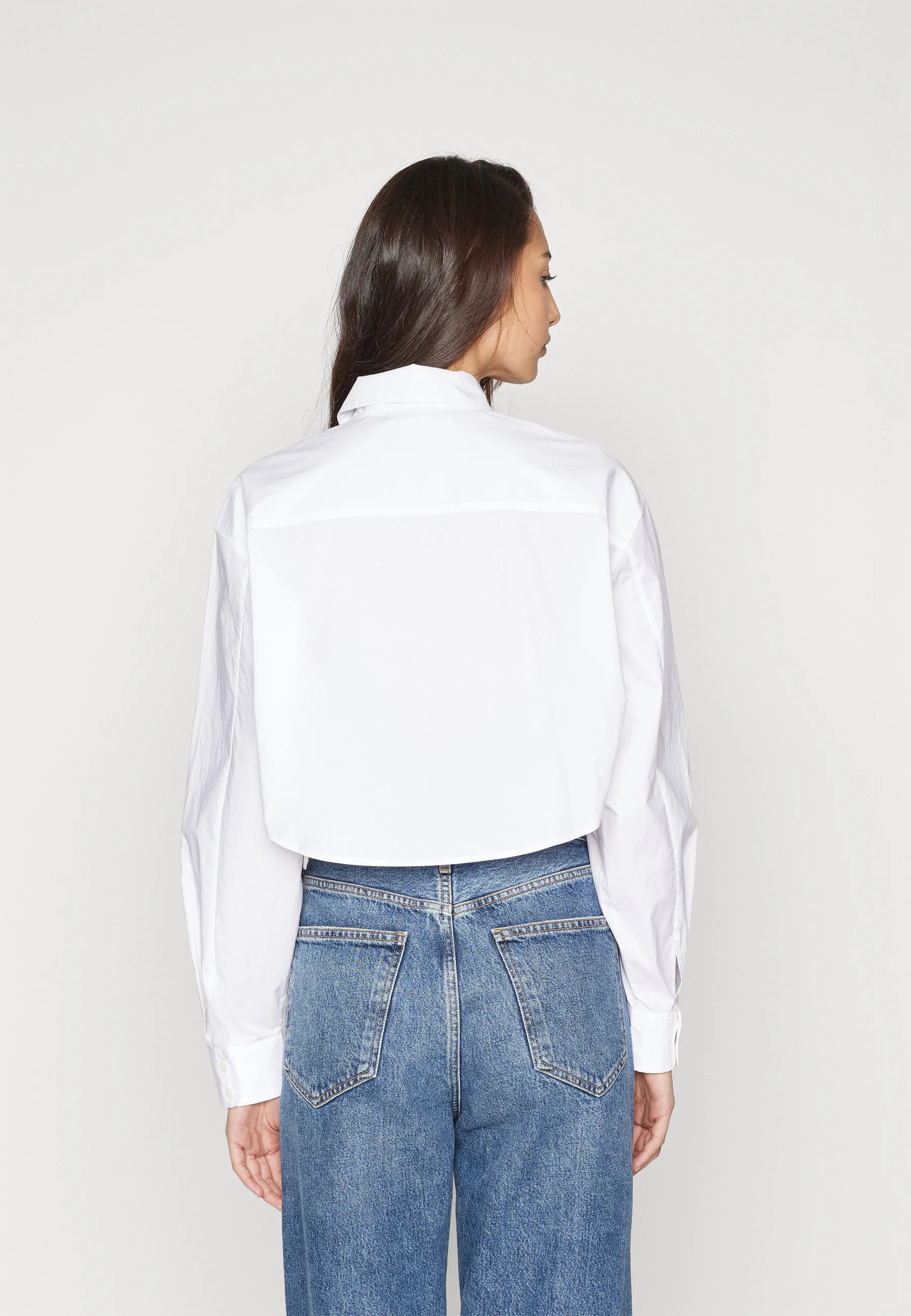 Calvin Klein Jeans Blusa recortada con etiqueta tejida
