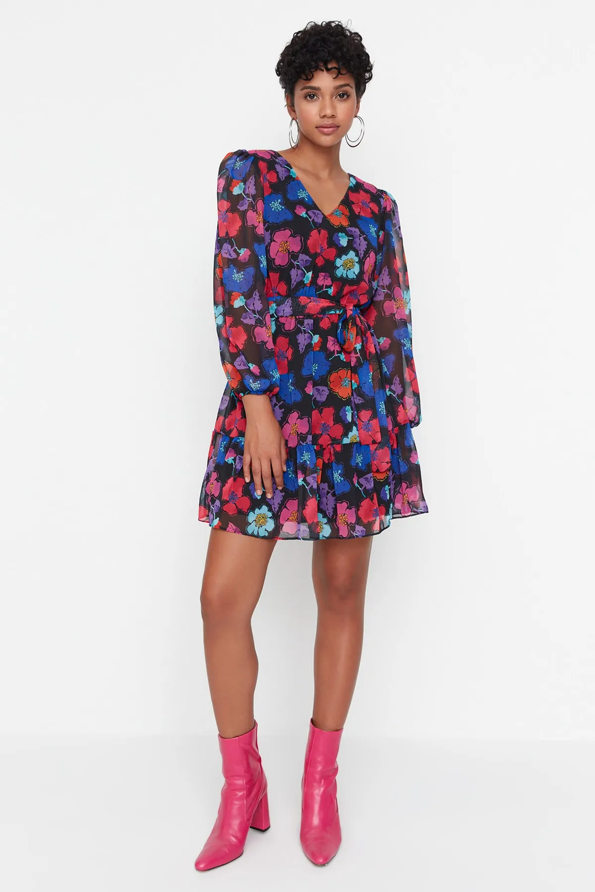 Trendyol Collection  Schwarzes, gemustertes Webkleid mit Gürtel TWOAW23EL00350