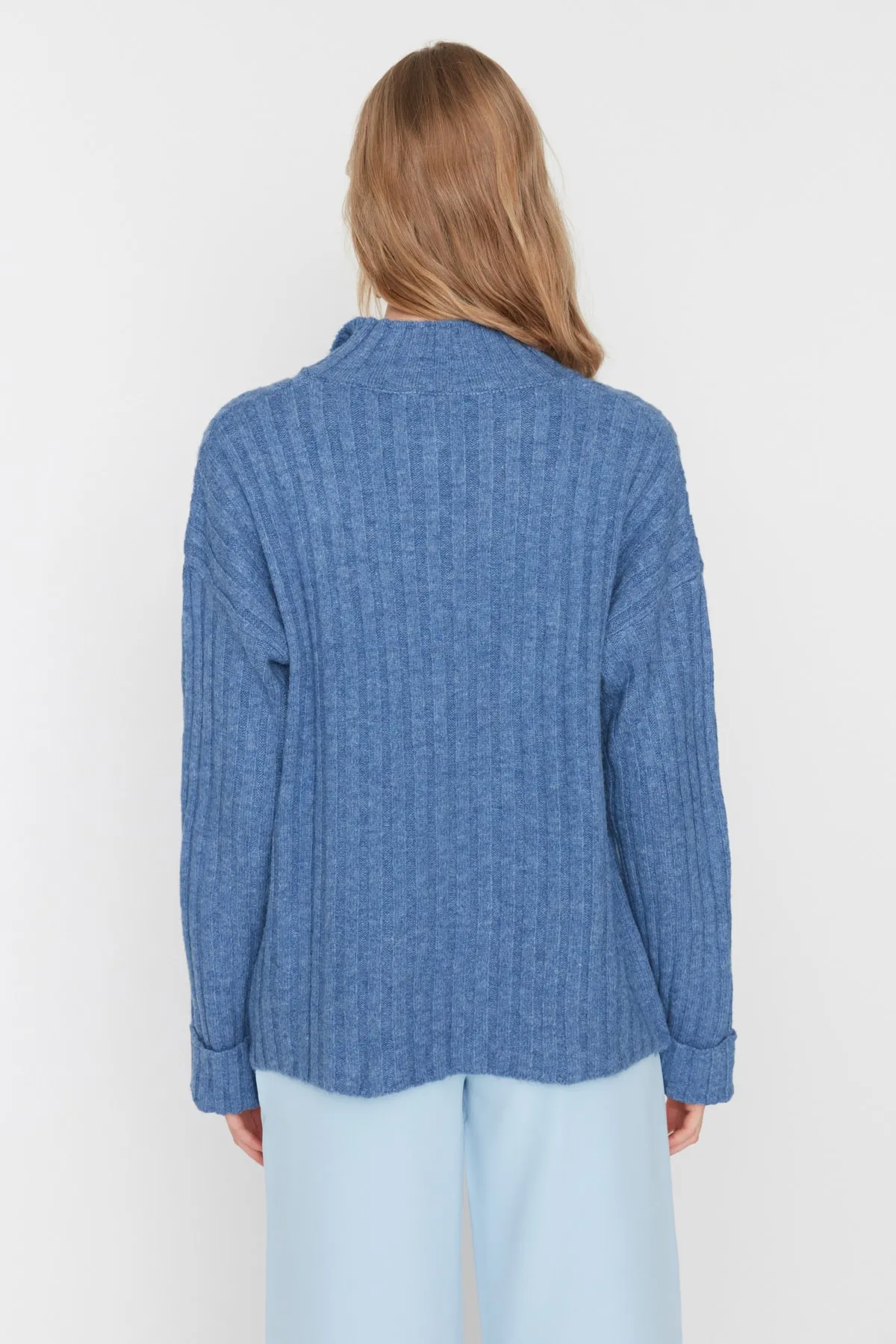 Trendyol Collection  Blauer, weich strukturierter Strickpullover mit Stehkragen und weiter Passform TWOAW21KZ0783