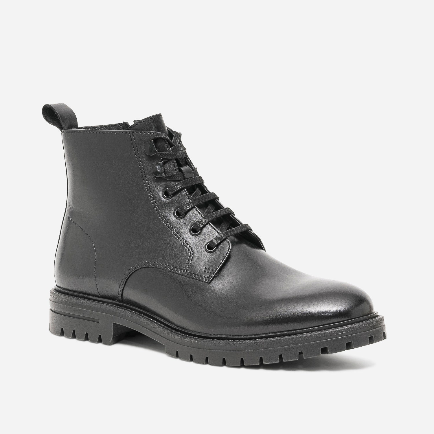 Bottine noire en cuir crantée