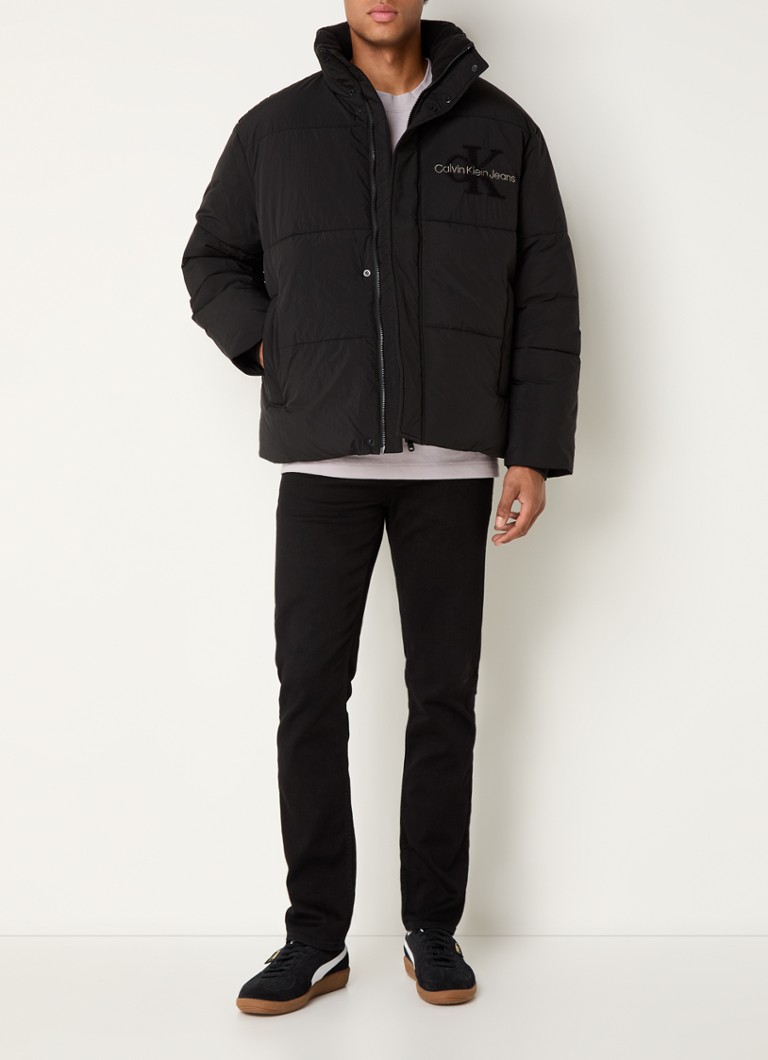 Jaqueta puffer de chenille Calvin Klein com logo e bolsos laterais.