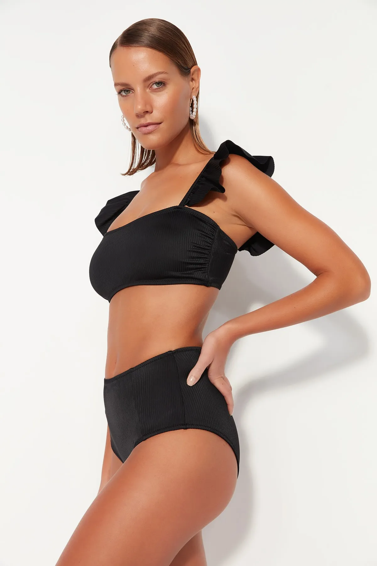 Trendyol Collection  Schwarze strukturierte Bikinihose mit hoher Taille und normalem Beinverlauf TBESS22BA0039