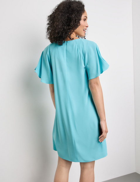 Fließendes Kleid mit Flügelärmeln