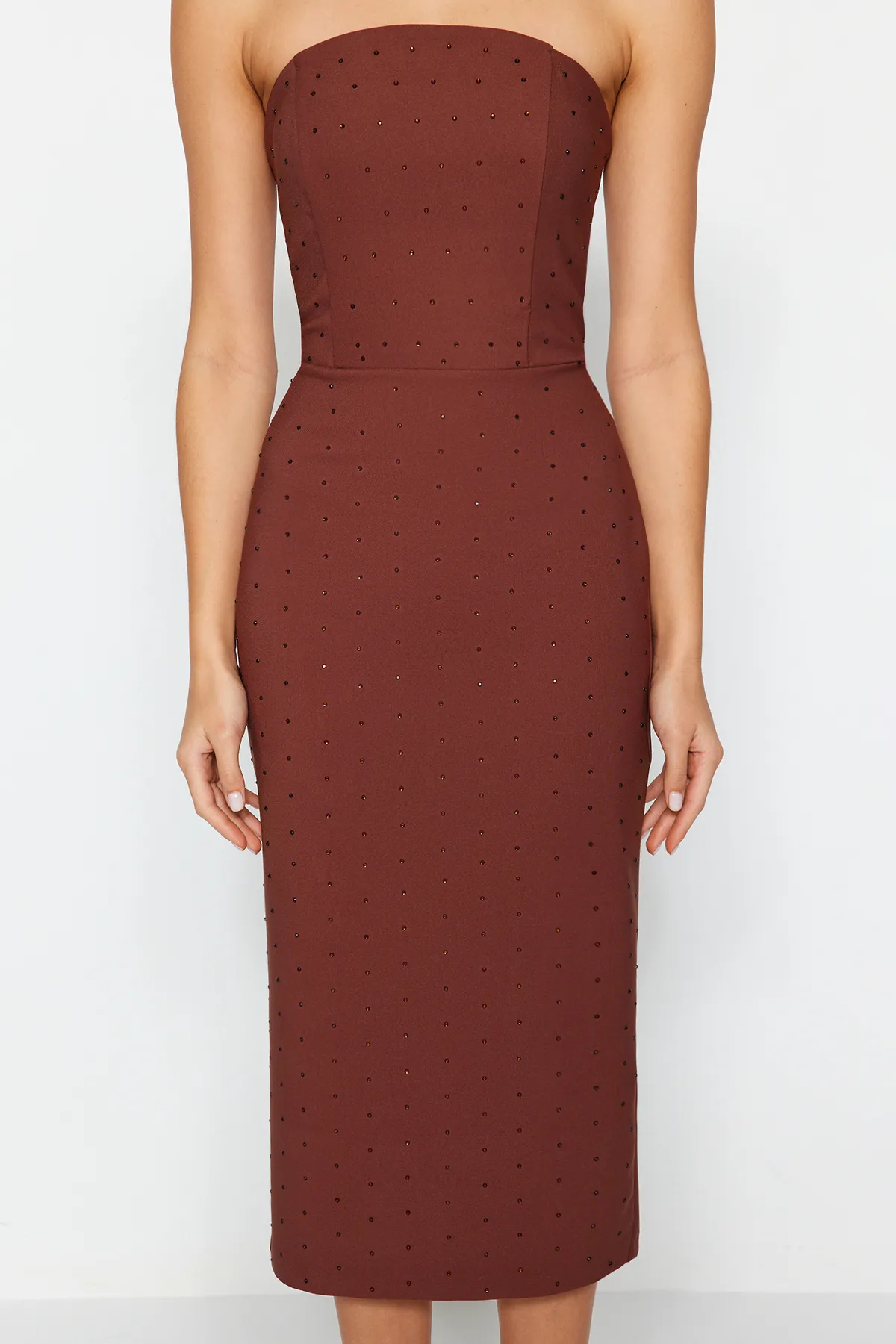 Trendyol Collection  Braunes, figurbetontes, gefüttertes, gewebtes, glänzendes Stein-Elegantes Abendkleid TPRSS23EL00476
