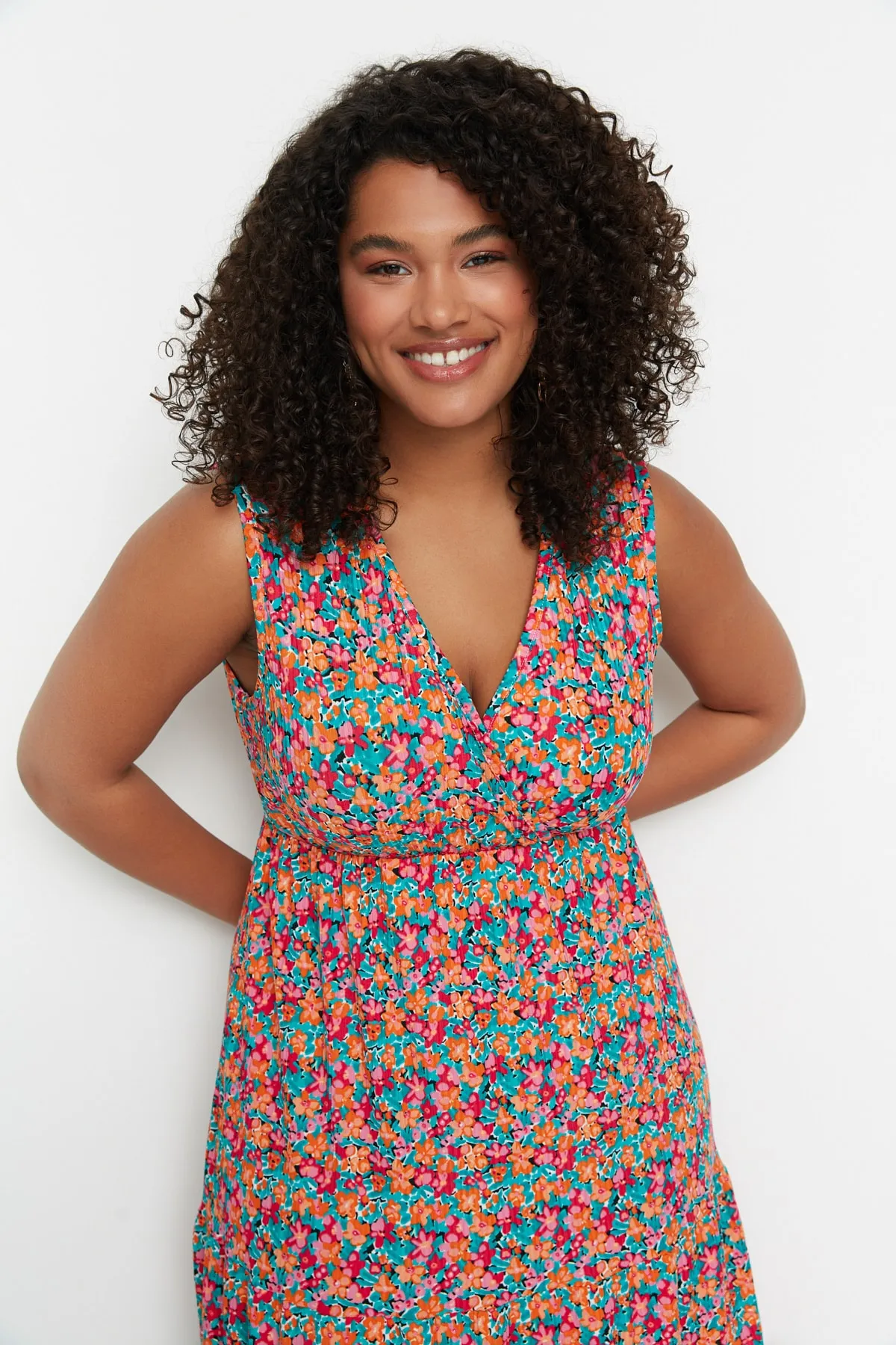 Trendyol Curve  Mehrfarbiges A-Linien-Strickkleid mit Blumenmuster TBBSS22AH00010