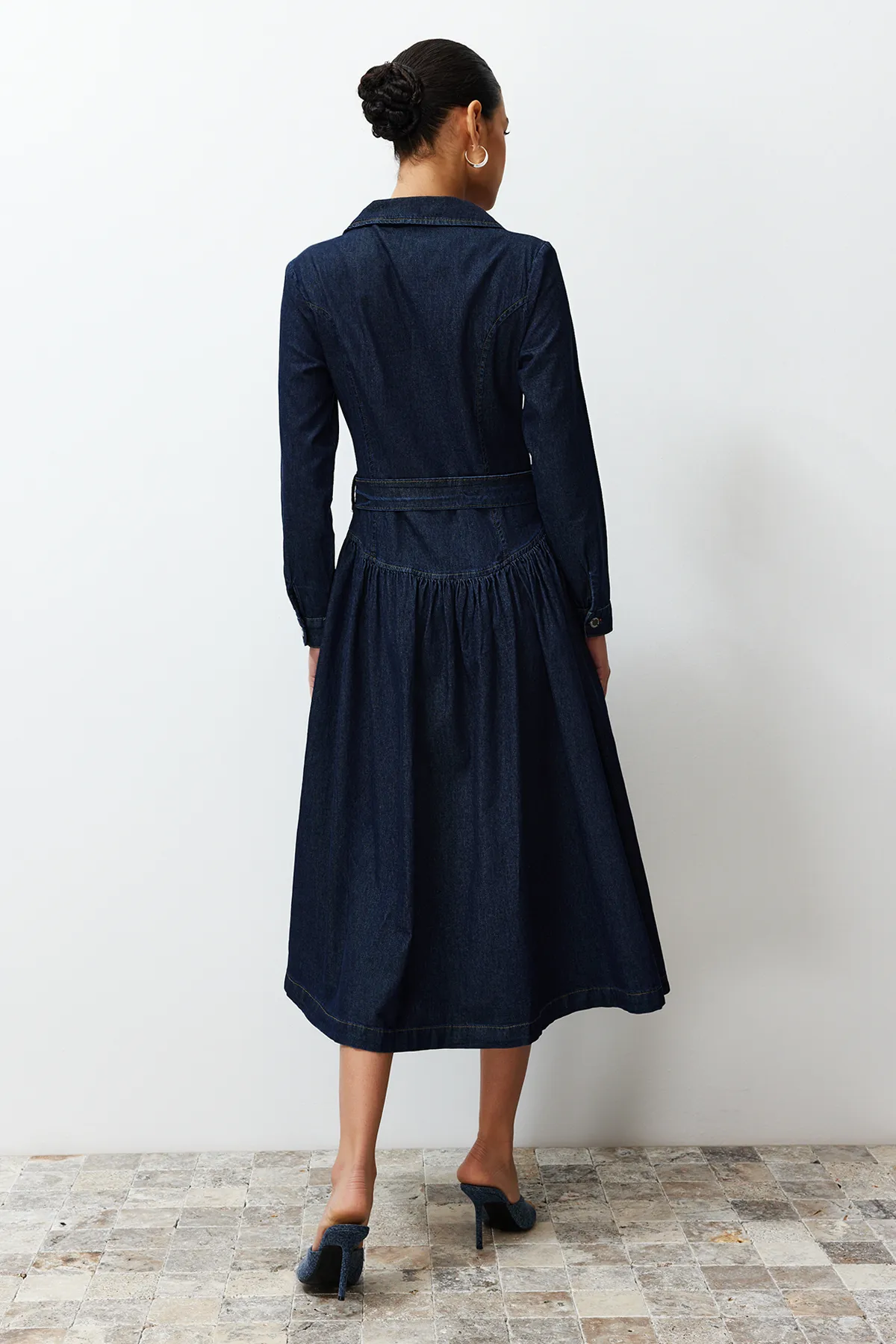 Trendyol Collection  Blaues Midikleid mit Gürtel TWOSS24EL00776