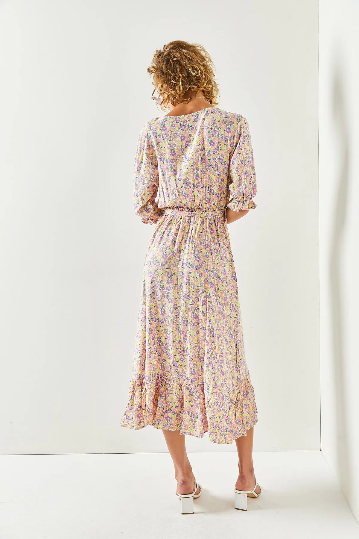 Olalook  Gelb-lila Damenkleid aus gewebter Viskose mit Knöpfen und Gürtelärmeln ELB-19001524