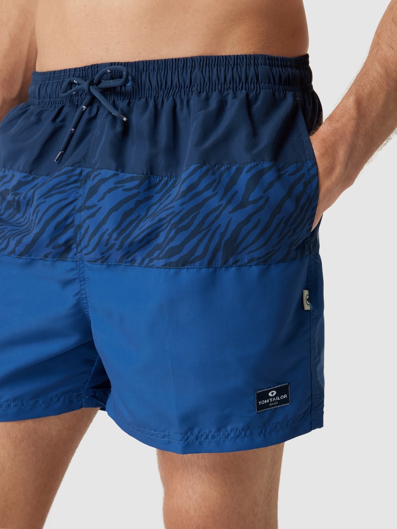 Badehose mit Label-Patch in marineblau