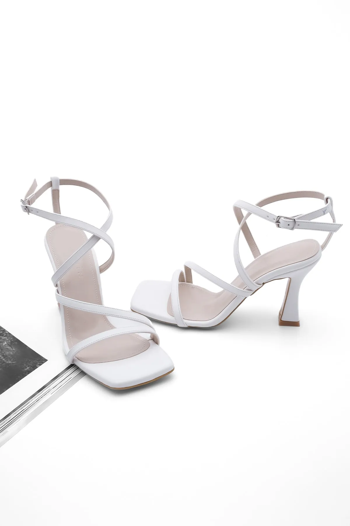 Marjin  Damenschuhe mit Absatz, stumpfe Zehenpartie, dicker Absatz, Knöchelriemen, Sandalen mit Absatz, Lerve weiß
