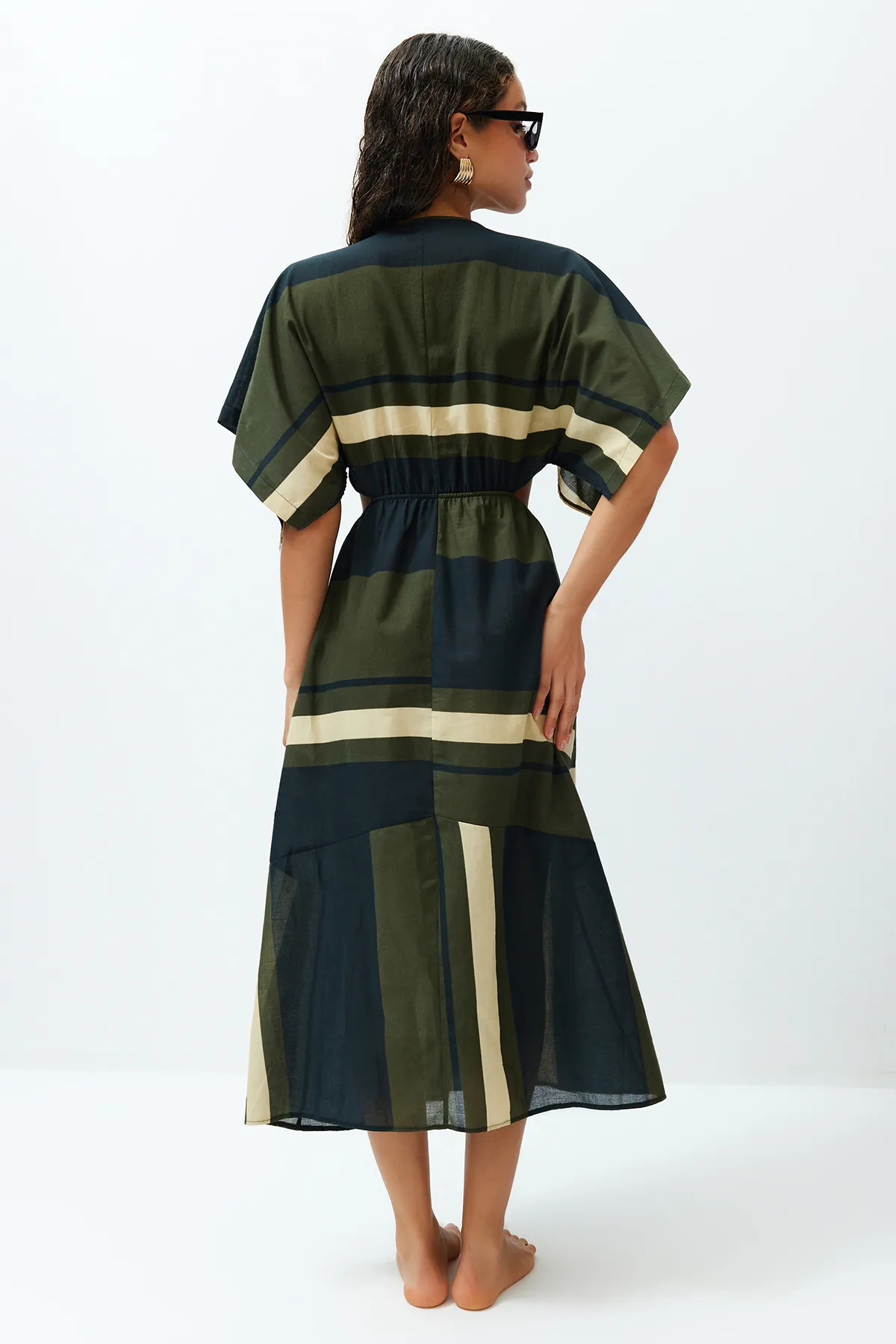 Trendyol Collection  Gestreiftes Midi-Strandkleid aus 100 % Baumwolle mit gewebtem Cut-Out/Fenster und weitem Schnitt TBESS24EL00032