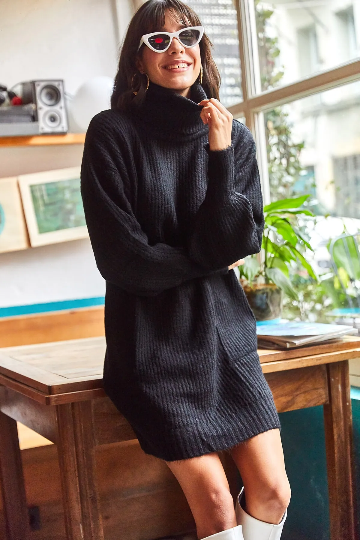 Olalook  Schwarzes Tunika-Kleid aus weichem, strukturiertem Strick mit Rollkragen für Damen