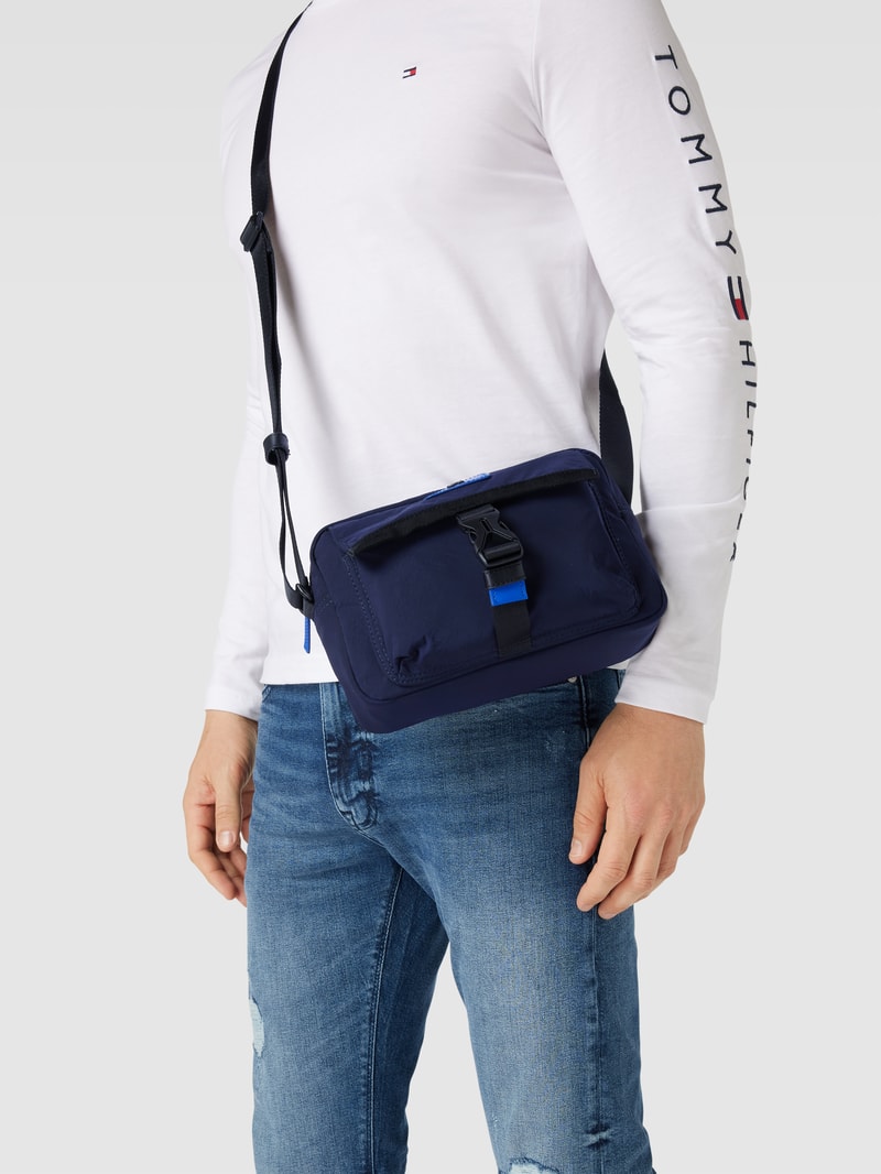 Umhängetasche mit Label-Details Modell 'UTILITY' in dunkelblau