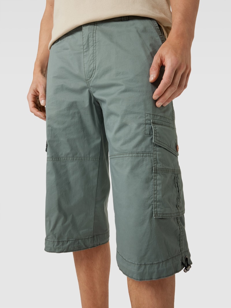 Caprihose mit Eingrifftaschen in olivgrün