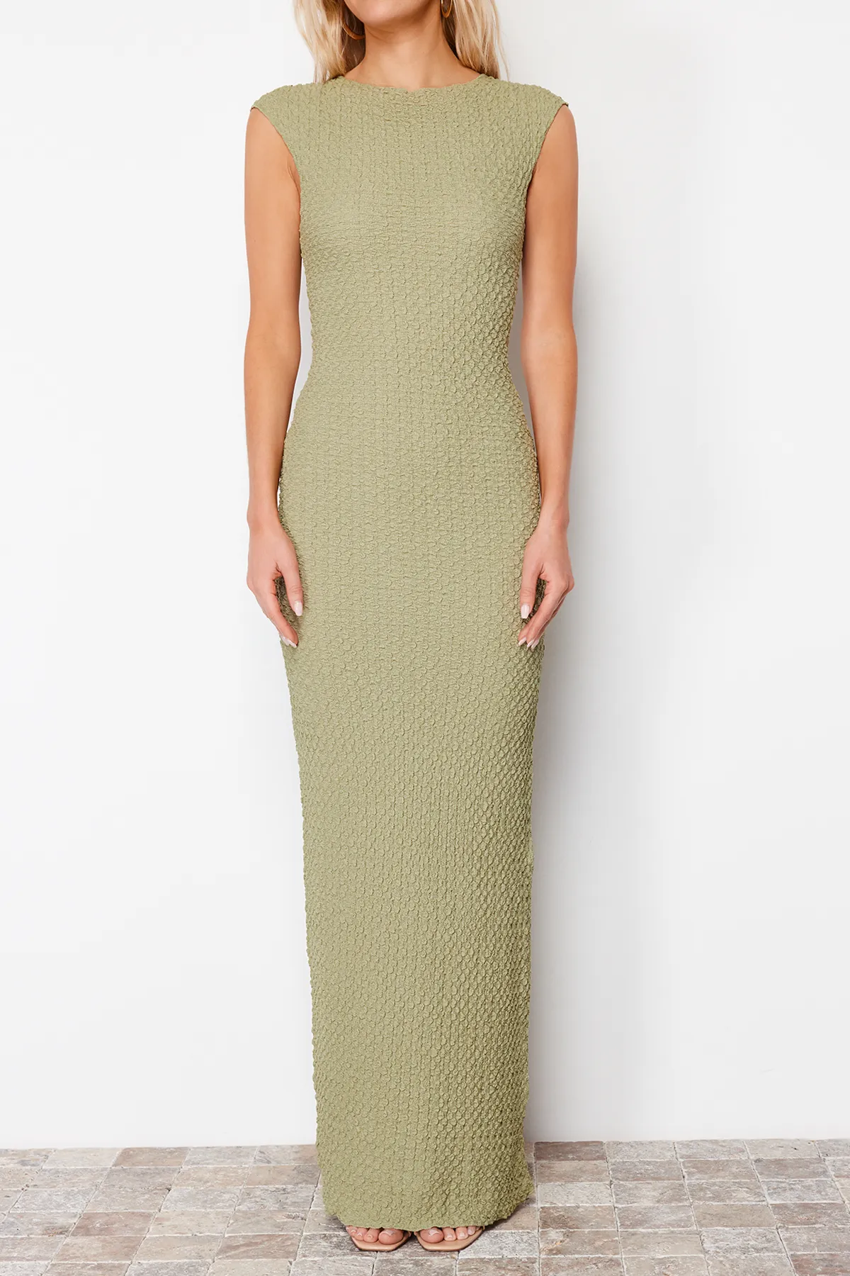 Trendyol Collection  Khakifarbenes, tailliertes/tailliertes Midi-Bleistiftkleid aus dehnbarem Strick mit Mondärmeln aus strukturiertem Stoff TWOSS24EL00103