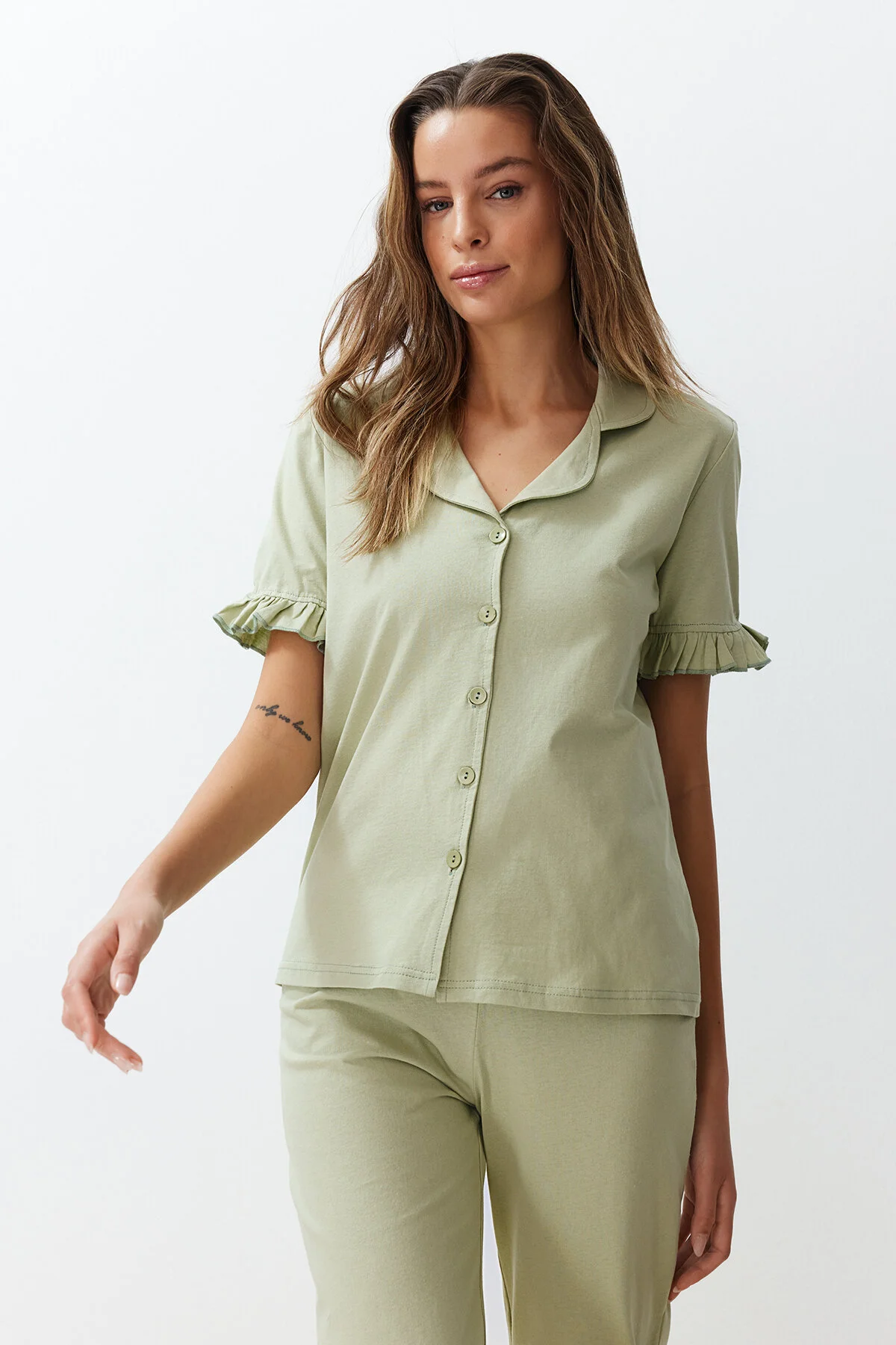 Trendyol Collection  Mintgrünes Pyjama-Set aus 100 % Baumwolle mit Rüschendetail THMSS24PT00223