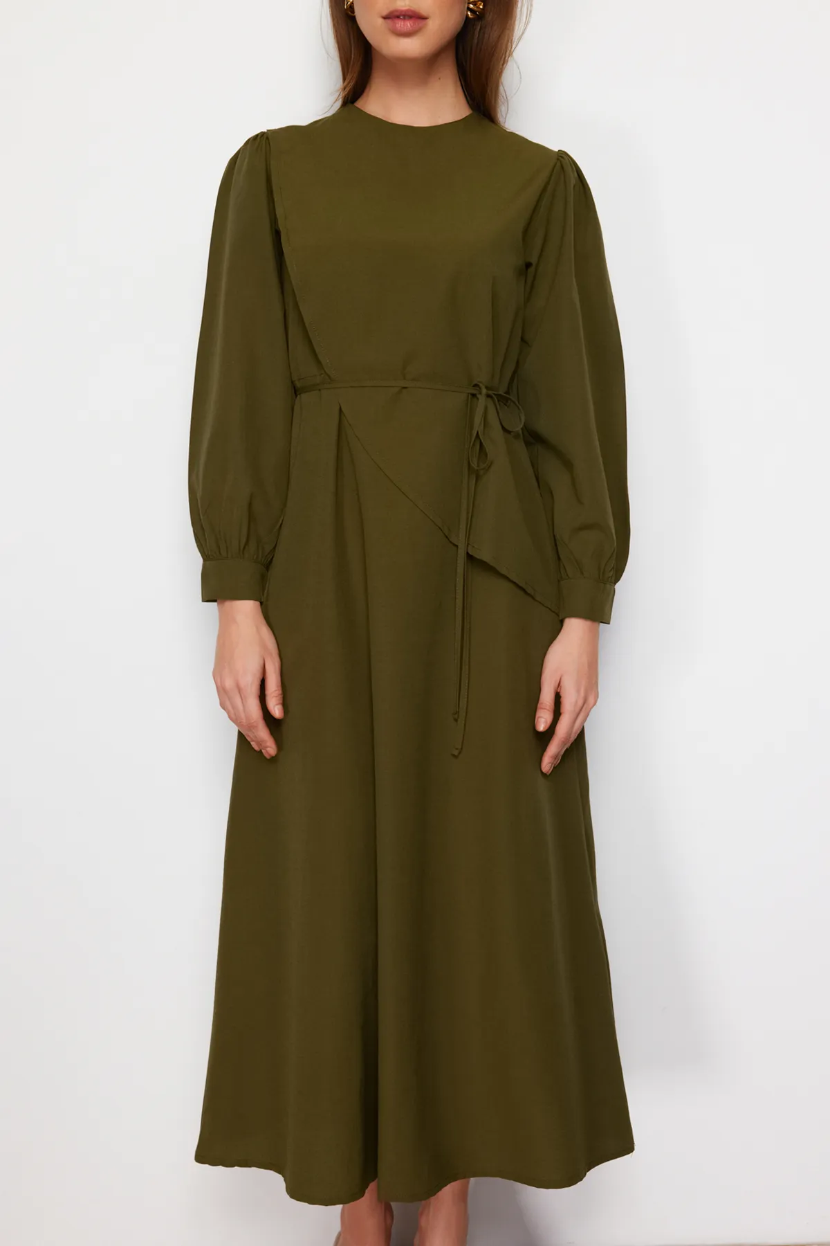 Trendyol Modest  Khakifarbenes, geschlitztes Kleid aus gewebter Baumwolle mit Gürtel vorn TCTSS23EB00360